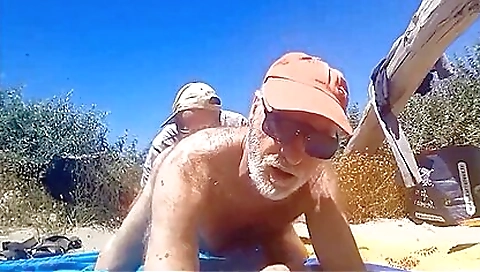Teen 18+ sucks her pussy on the beach and gets fucked